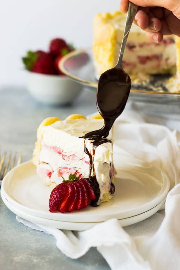 Ladyfinger Strawberry Ice Cream Cake -an easy and eye catching dessert. Layered with strawberry ice cream, luscious strawberries and topped with freshly whipped cream! | www.countrysidecravings.com 