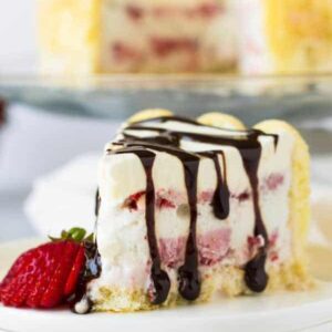 Ladyfinger Strawberry Ice Cream Cake -an easy and eye catching dessert. Layered with strawberry ice cream, luscious strawberries and topped with freshly whipped cream! | www.countrysidecravings.com