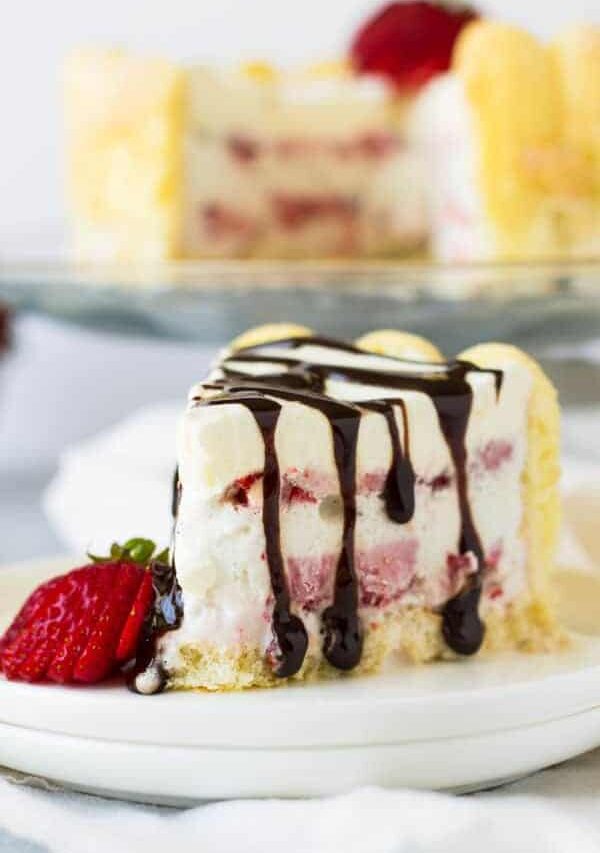 Ladyfinger Strawberry Ice Cream Cake -an easy and eye catching dessert. Layered with strawberry ice cream, luscious strawberries and topped with freshly whipped cream! | www.countrysidecravings.com