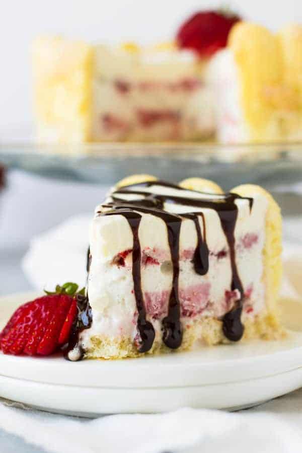 Ladyfinger Strawberry Ice Cream Cake -an easy and eye catching dessert. Layered with strawberry ice cream, luscious strawberries and topped with freshly whipped cream! | www.countrysidecravings.com