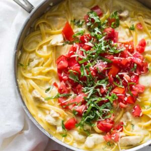 One Pot Chicken Tomato Basil Alfredo -a quick and super easy meal that uses everyday ingredients but tastes amazing.