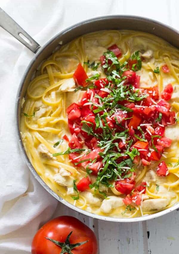 One Pot Chicken Tomato Basil Alfredo -a quick and super easy meal that uses everyday ingredients but tastes amazing.