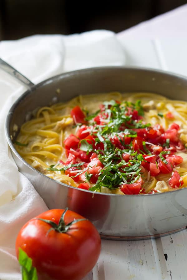 One Pot Chicken Tomato Basil Alfredo -a quick and super easy meal that uses everyday ingredients but tastes amazing. 