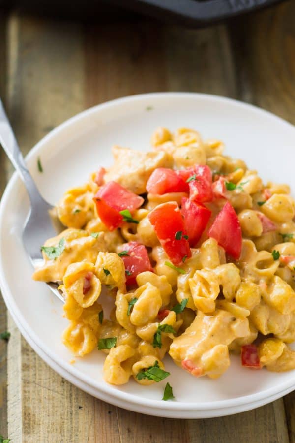 One Pot Southwestern Chicken Macaroni and Cheese is a quick, easy and super delicious meal! It's macaroni and cheese kicked up a notch.