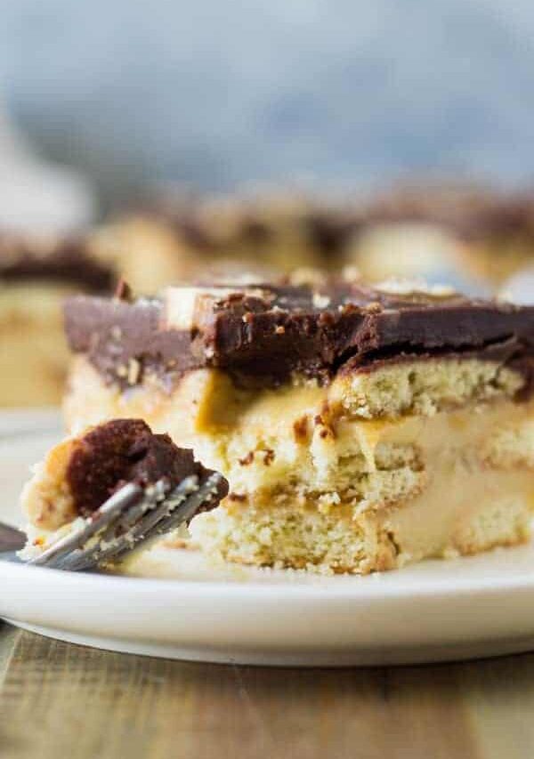 This Twix Icebox Cake is an easy and decadent no-bake cake. Made with homemade pudding, shortbread cookies, caramel and chocolate! | www.countrysidecravings.com