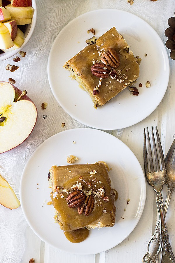 This Caramel Apple Pecan Cake is filled with tender apples, crunchy pecans and topped with a luscious caramel frosting! | www.countrysidecravings.com