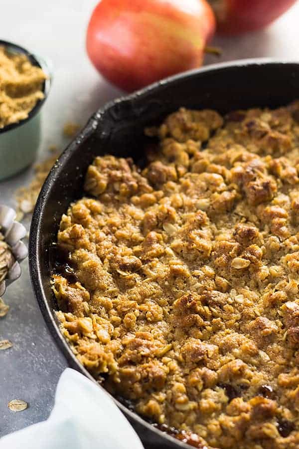 This Easy Apple Butter Apple Crisp is made with apple butter, sweet tender apples and a crunchy oat topping. | www.countrysidecravings.com