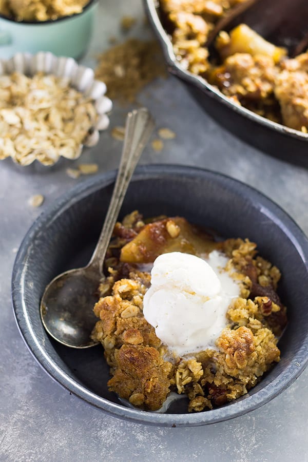 This Easy Apple Butter Apple Crisp is made with apple butter, sweet tender apples and a crunchy oat topping. | www.countrysidecravings.com