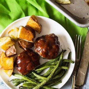 This Sheet Pan BBQ Meatballs Green Beans and Potatoes dinner is super easy, hearty and comforting! | www.countrysidecravings.com