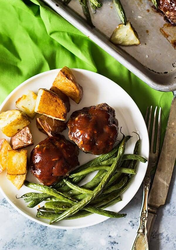 This Sheet Pan BBQ Meatballs Green Beans and Potatoes dinner is super easy, hearty and comforting! | www.countrysidecravings.com