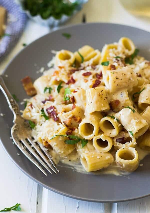 This One Pot Bacon Alfredo is a quick and easy weeknight meal that's full of flavor! | www.countrysidecravings.com