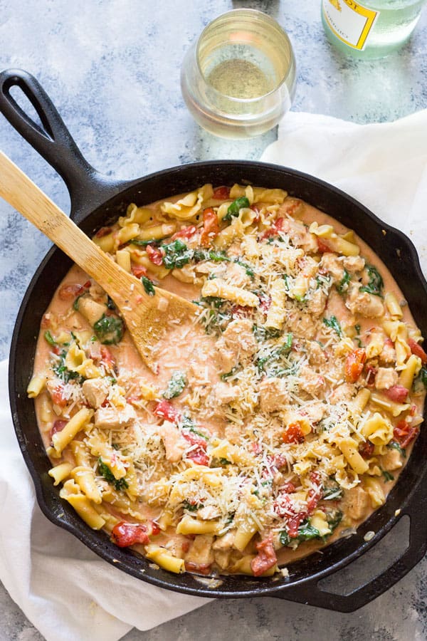One Pot Chicken Florentine -is ready in 30 minutes. It's creamy, saucy and the whole family loved it! | www.countrysidecravings.com