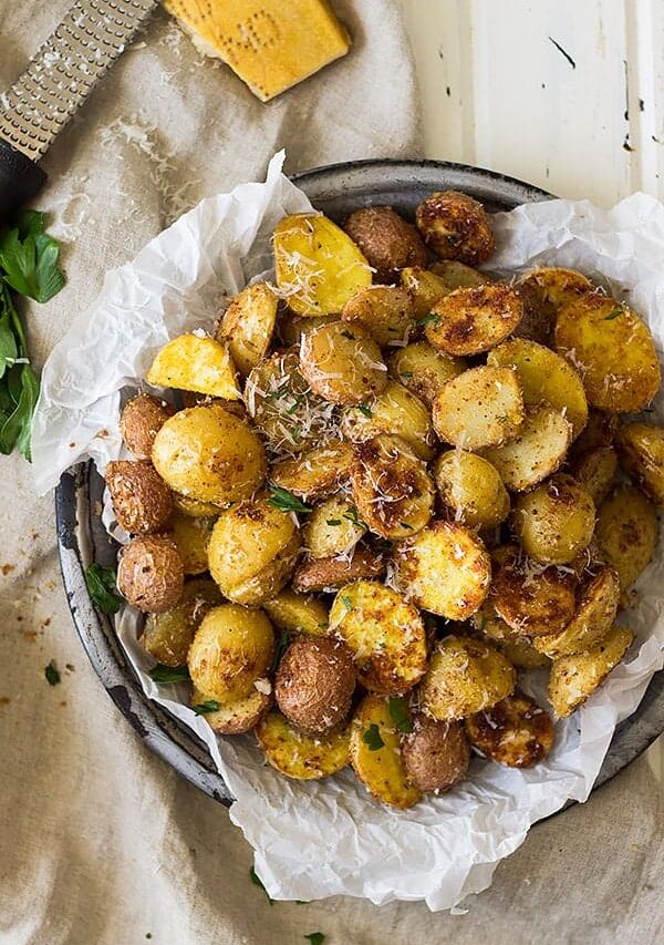 These Roasted Parmesan Potatoes are a perfect side dish for dinner. They are crispy on the outside and creamy on the inside. | www.countrysidecravings.com