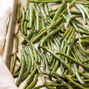 These Simple Roasted Green Beans are a really quick side dish that will add nutrition to any meal! | www.countrysidecravings.com