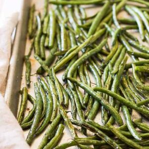 These Simple Roasted Green Beans are a really quick side dish that will add nutrition to any meal! | www.countrysidecravings.com