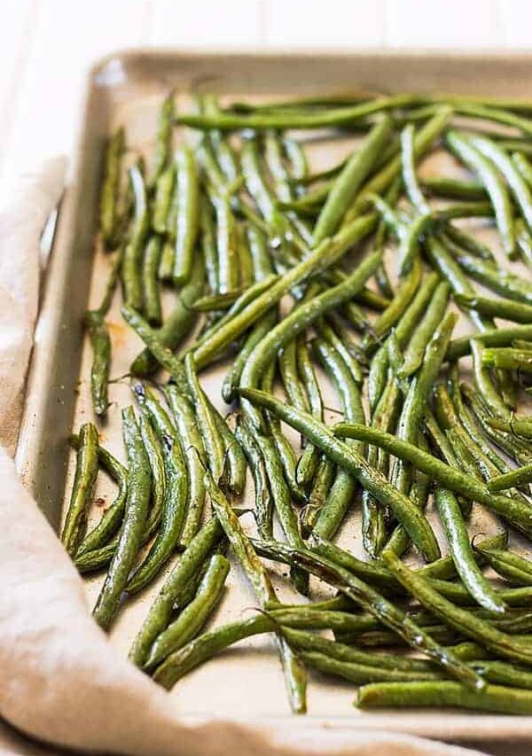 These Simple Roasted Green Beans are a really quick side dish that will add nutrition to any meal! | www.countrysidecravings.com