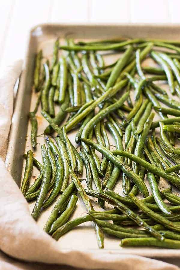 oven roasted green beans on a pan