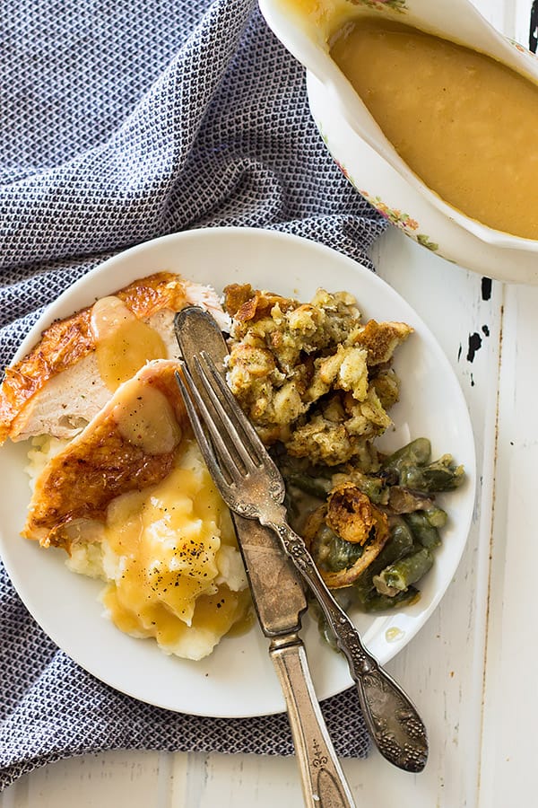 An easy foolproof way to make Homemade Turkey Gravy with or without drippings! | www.countrysidecravings.com