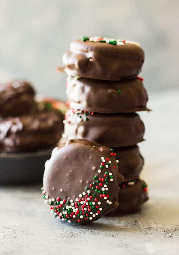 These Peanut Butter Ritz Cracker Cookies are extremely easy to make, only require 3 ingredients and are very addicting! | www.countrysidecravings.com