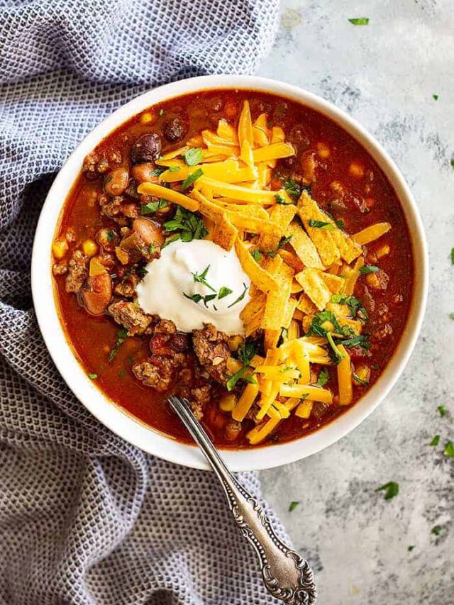 This Easy Taco Soup is big on flavor, hearty, and only takes 30 minutes to make! Or make it in the slow cooker and come home to a delicious meal! #soup #easy #healthy #taco