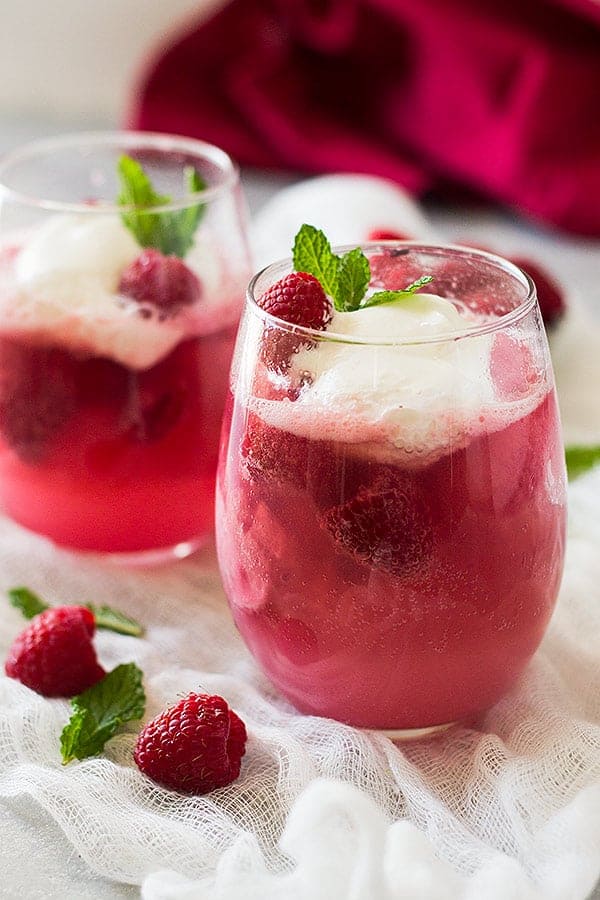 This Pink Champagne Float is the perfect treat for Valentine's Day! These would also be pretty at a bridal shower, Mother's Day or just any day you need something special! | www.countrysidecravings.com