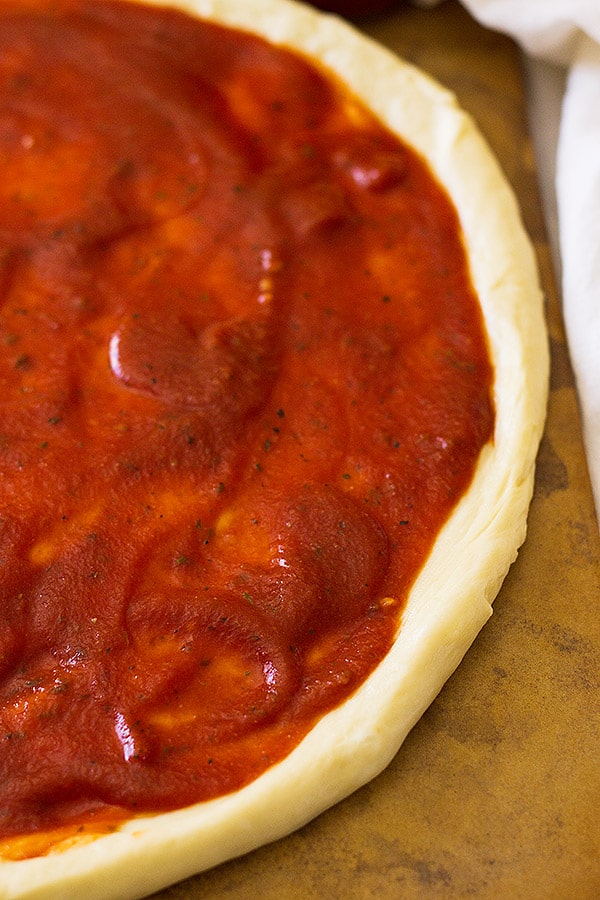 This quick and easy Homemade Pizza Sauce that comes together in 10 minutes and is perfect for all your homemade pizzas! | www.countrysidecravings.com