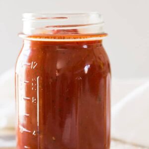 This quick and easy Homemade Pizza Sauce that comes together in 10 minutes and is perfect for all your homemade pizzas! | www.countrysidecravings.com