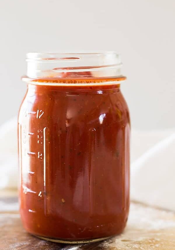 This quick and easy Homemade Pizza Sauce that comes together in 10 minutes and is perfect for all your homemade pizzas! | www.countrysidecravings.com