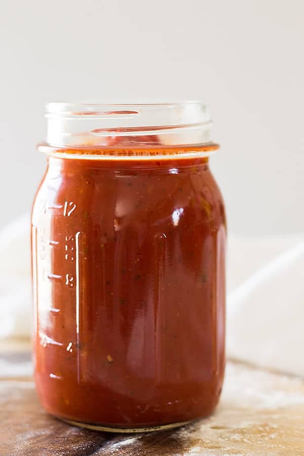 This quick and easy Homemade Pizza Sauce that comes together in 10 minutes and is perfect for all your homemade pizzas! | www.countrysidecravings.com