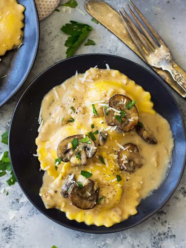 This Cheese Ravioli in Creamy Mushroom Sauce is made easy using store bought ravioli and made extra decadent with a simple garlic mushroom cream sauce! | www.countrysidecravings.com