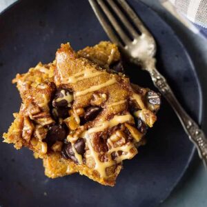 This Turtle Pumpkin Cake is a great for something different from the traditional pumpkin pie. Filled with pecans, chocolate chips, caramel and pumpkin!