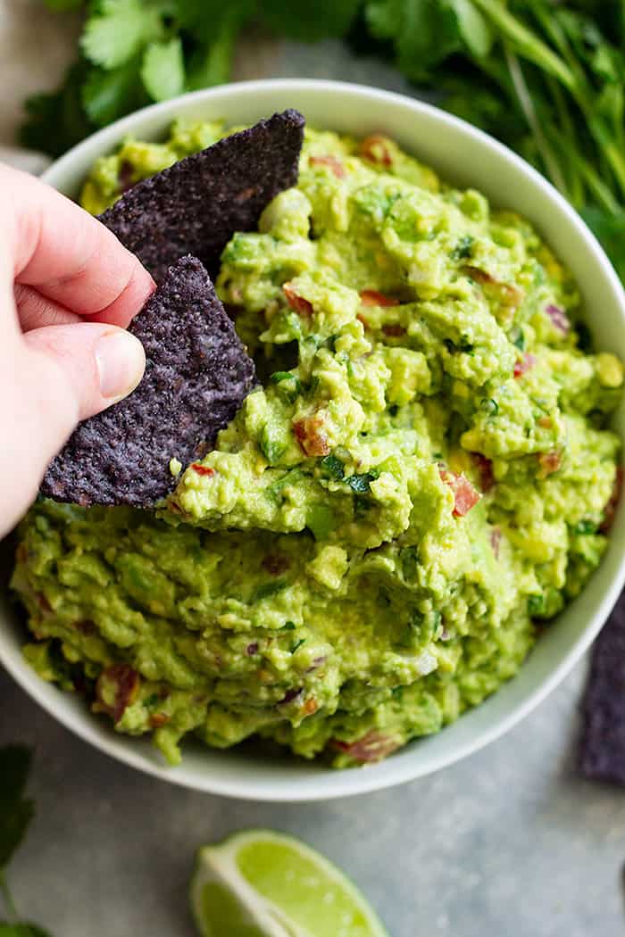 Homemade Guacamole Recipe -is a easy recipe and it tastes so much better than any store bought version! Great for dipping or topping your tacos!
