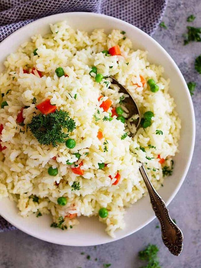 Easy Rice Pilaf with Carrots and Peas is a quick and easy side dish that pairs well with so many dishes! Great for casual weeknight dinners or for company. #rice #easyrecipe #ricepilaf