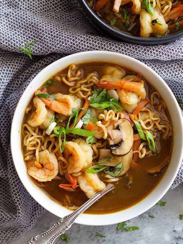 This Easy Shrimp Ramen Soup is so much better than that packet of noodles!! Packed with vegetables, shrimp, and full of flavor! #shrimp #soup #easyrecipe #ramen