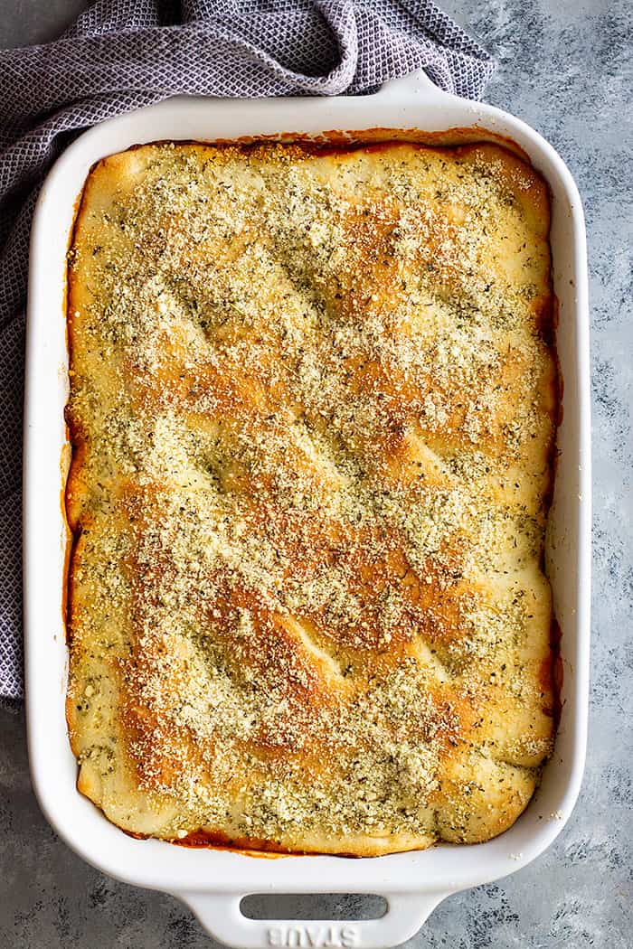 This Upside Down Pizza Casserole is hearty, filling, and the perfect family meal! It's easy to make and the perfect comfort food! #easyrecipe #casserole #pizza