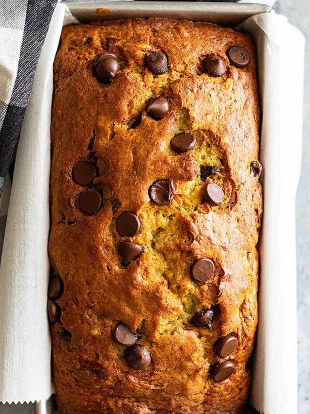 This Easy Banana Bread is the BEST banana bread!! It's perfectly moist, not gummy, and the perfect canvas for any additions!! #easyrecipe #bananabread #quickbread