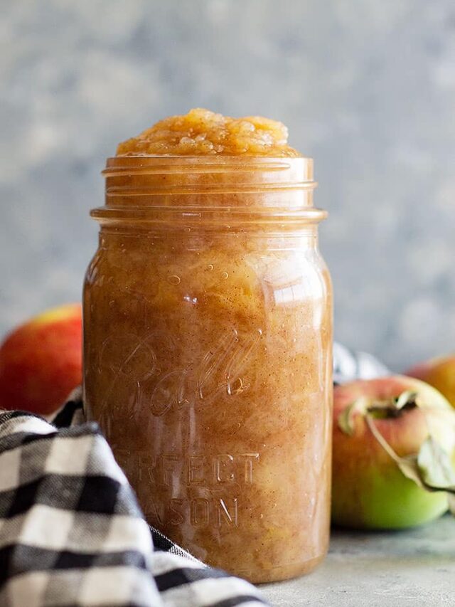 Easy Homemade Applesauce that is perfectly spiced and so comforting! It's a healthy snack that is sugar free, full of fiber, and flavor! #apple #applesauce #easyrecipe #homemadeapplesauce