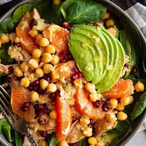 This Spinach Salad with Salmon and Avocado is hearty, satisfying, and easy to make! Plus, it's a great healthy choice to take to work!! #spinachsalad #winterspinachsalad