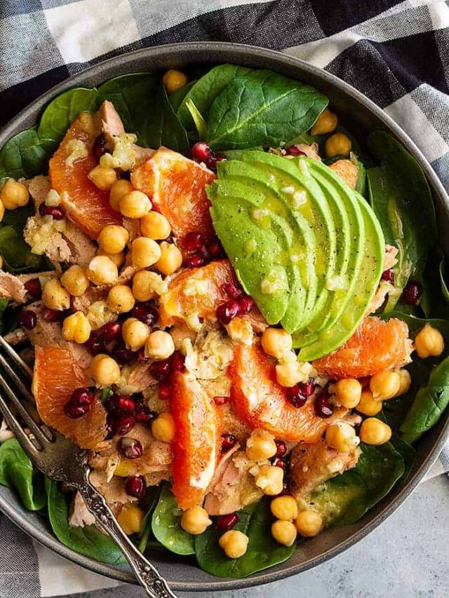 This Spinach Salad with Salmon and Avocado is hearty, satisfying, and easy to make! Plus, it's a great healthy choice to take to work!! #spinachsalad #winterspinachsalad