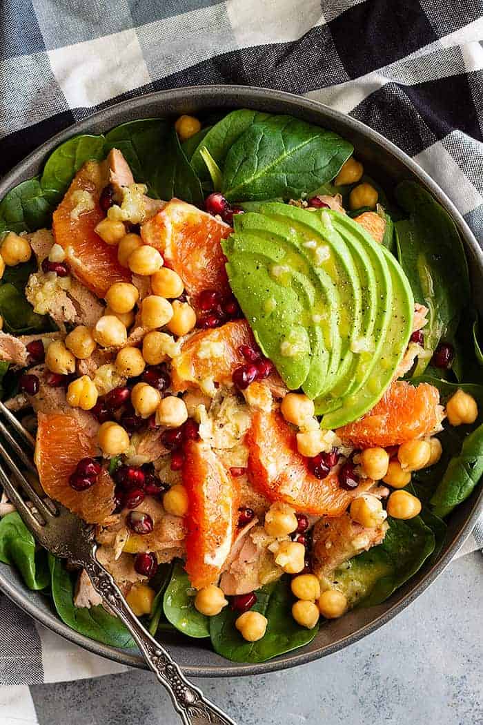 This Spinach Salad with Salmon and Avocado is hearty, satisfying, and easy to make! Plus, it's a great healthy choice to take to work!! #spinachsalad #winterspinachsalad