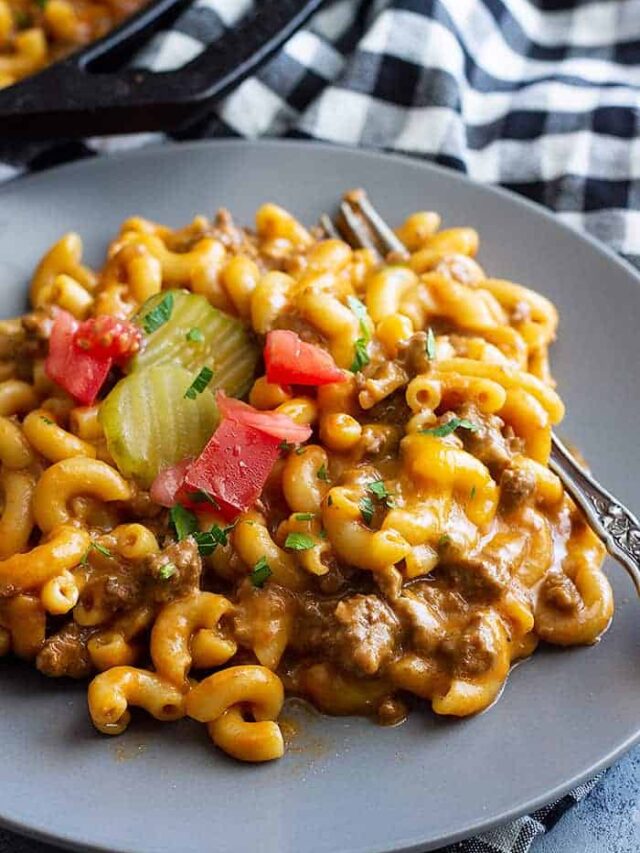 This Hamburger Helper Cheeseburger Pasta Skillet is so much healthier than the store bought stuff! And it's still made in under 30 minutes! #hamburger #pastaskillet