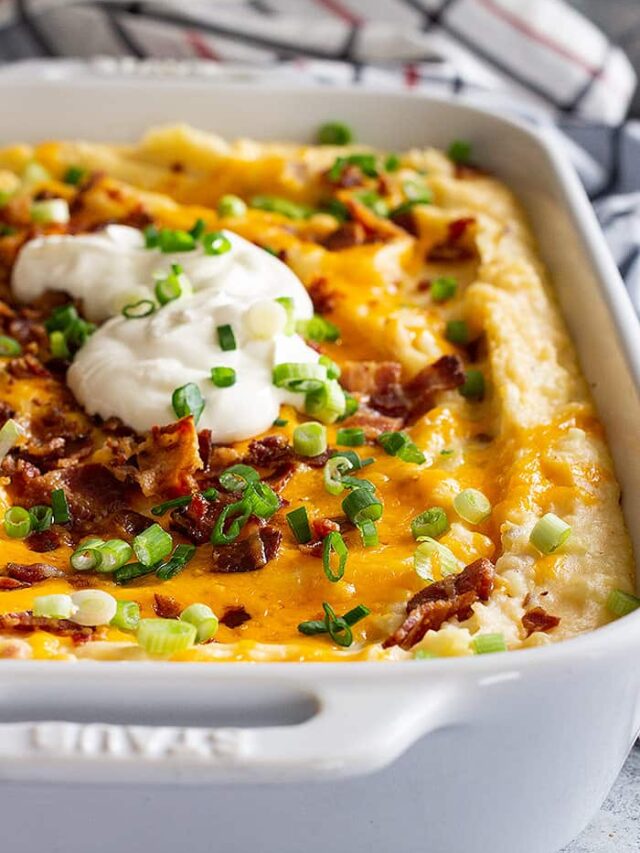 This Loaded Mashed Potato Casserole is the perfect make ahead side dish! It's filled with bacon and cheese and feeds a crowd! #loadedpotatoes #mashedpotatoes