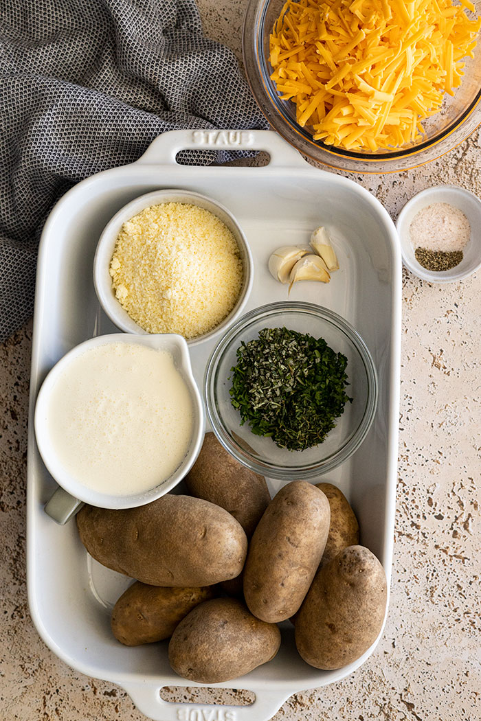 Ingredients for potatoes au gratin.