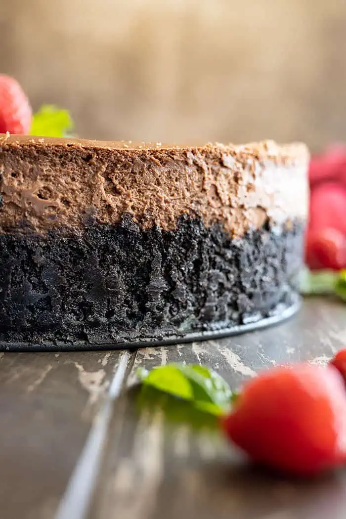 side view of chocolate cheesecake with oreo crust