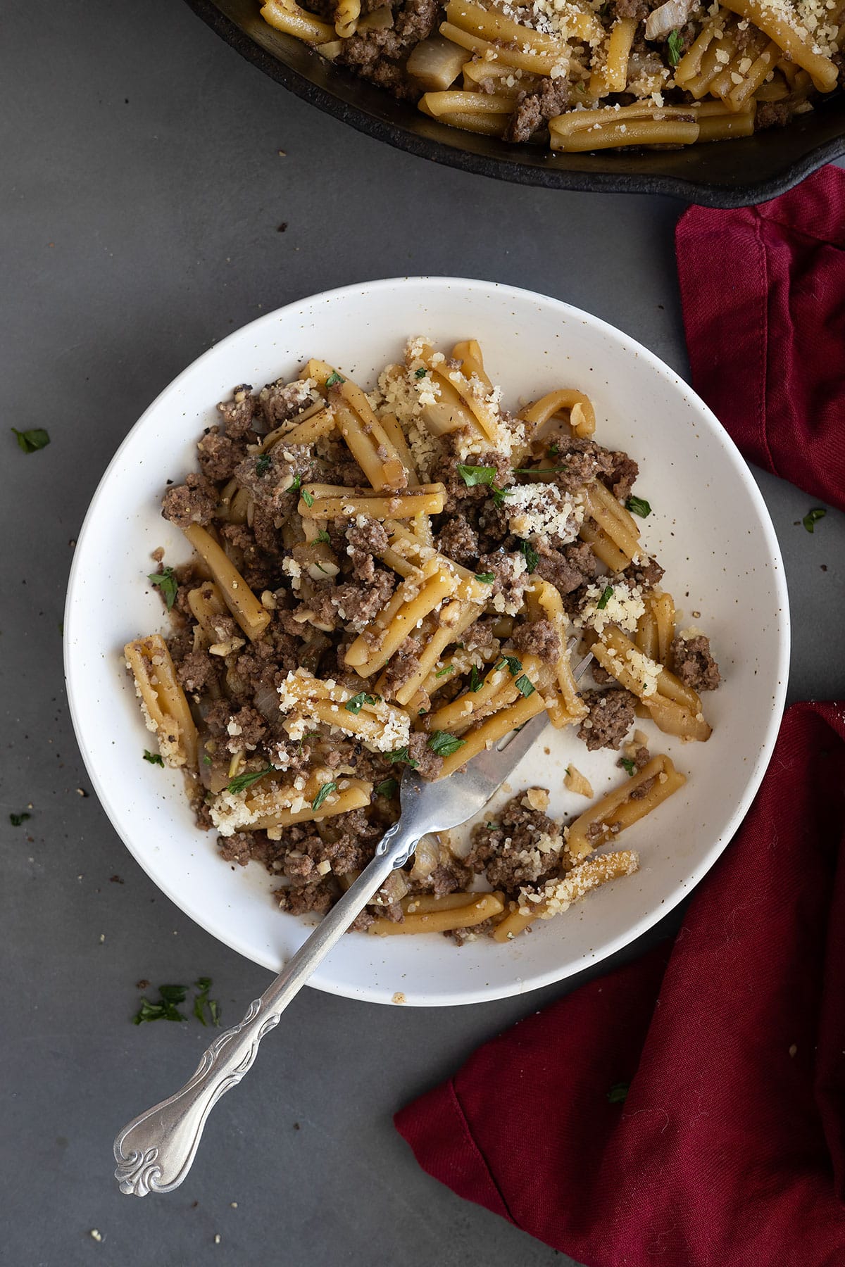 Overhead picture of a bowl of one pot beef and garlic pasta.